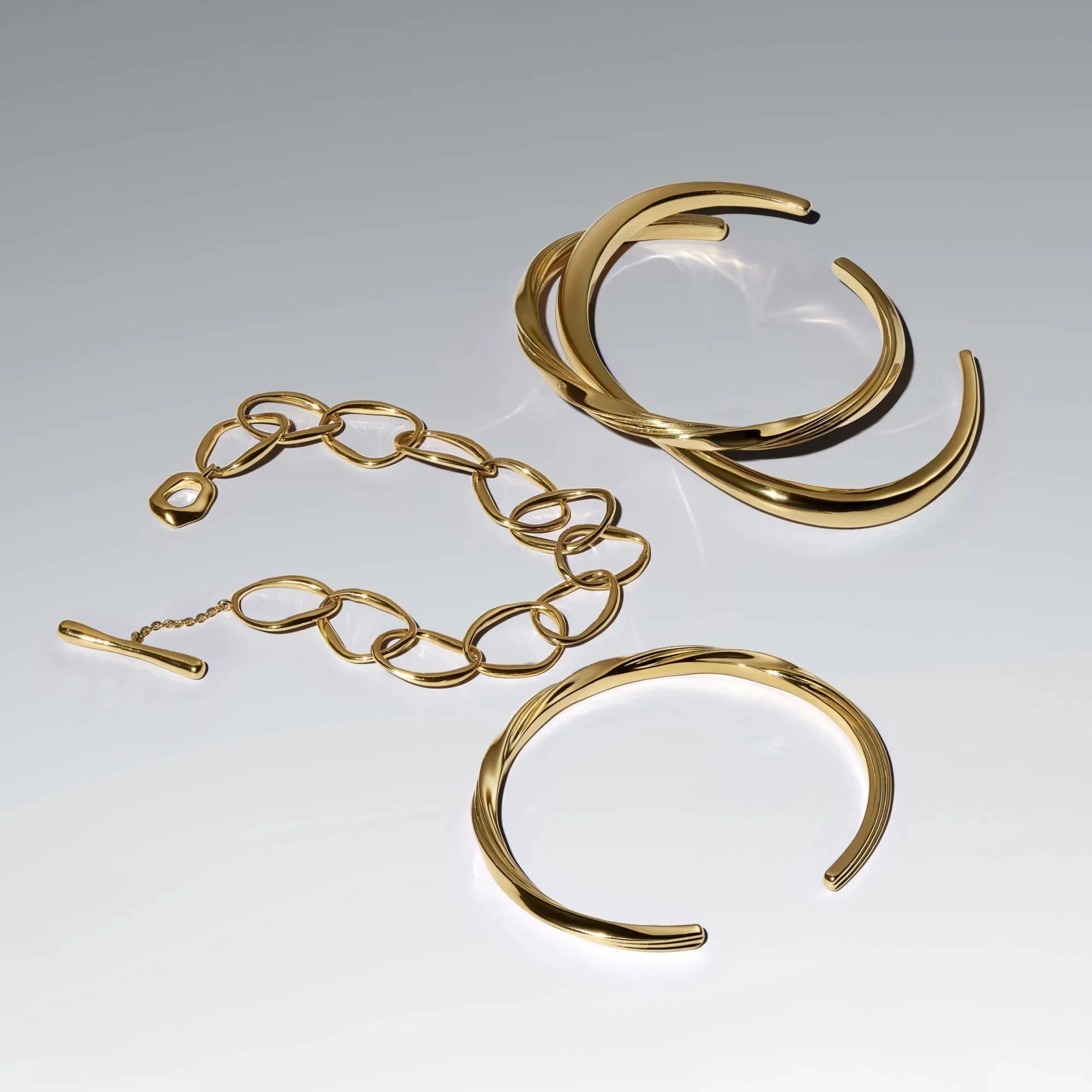 Savīta atvērta tipa aproce