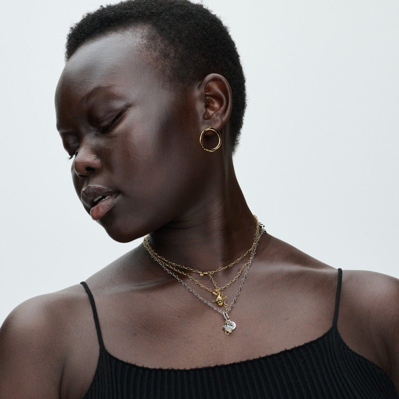 Tumsā spīdošā jāņtārpiņa piekariņš