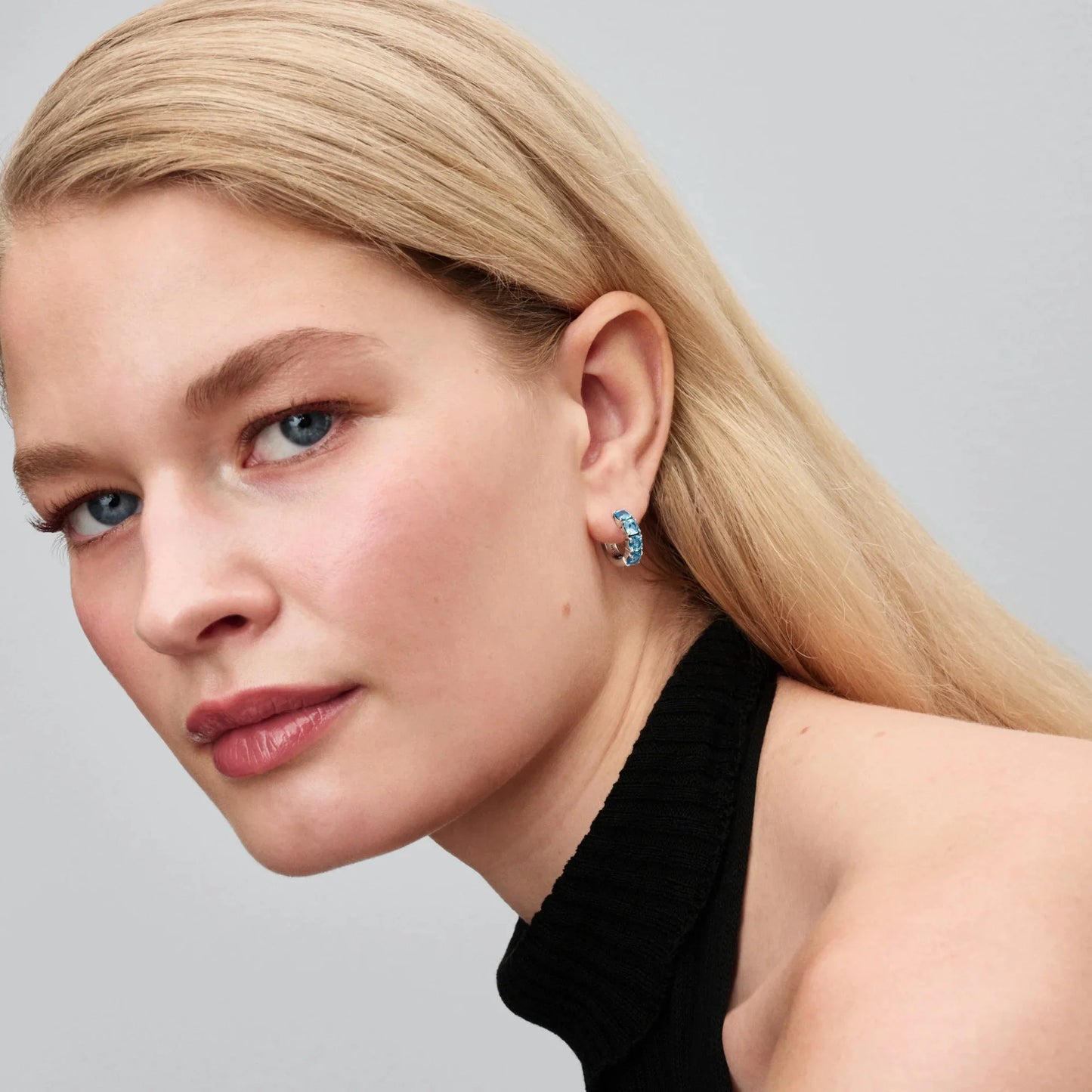 Gaiši zili riņķveida auskari