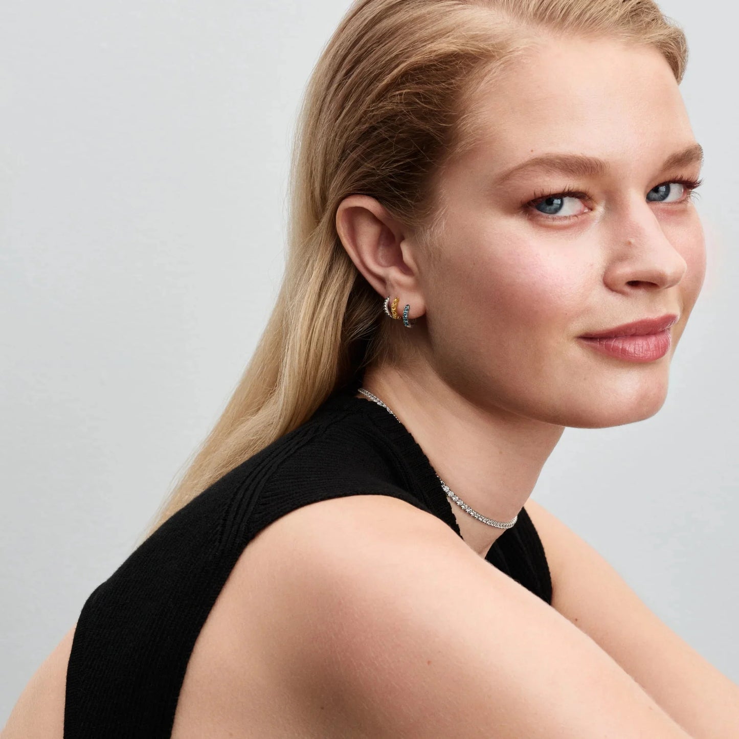 Gaiši zili Huggie auskari