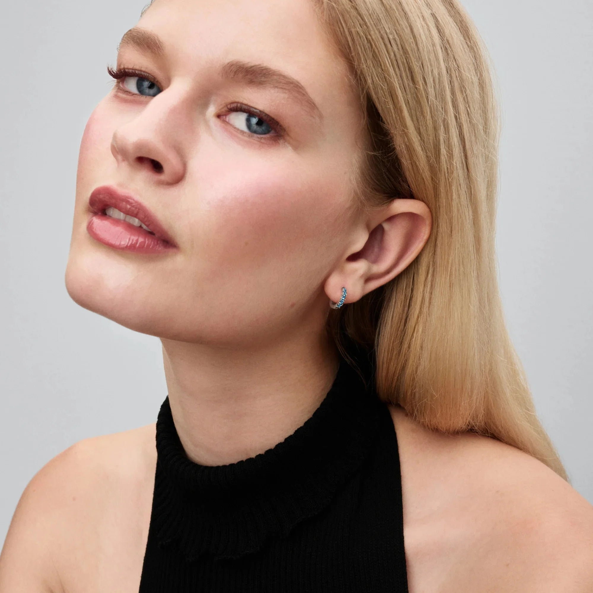 Gaiši zili Huggie auskari