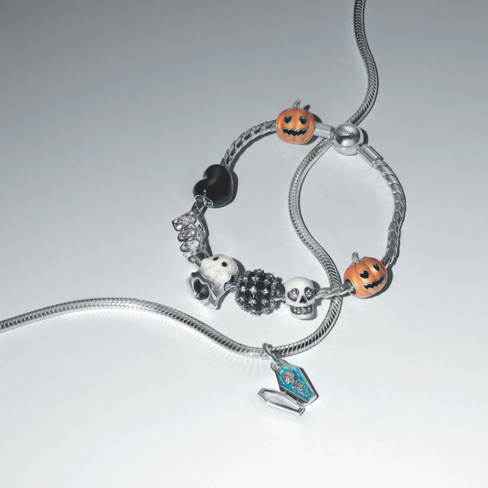 Tumsā spīdoša 'BOO' amulets