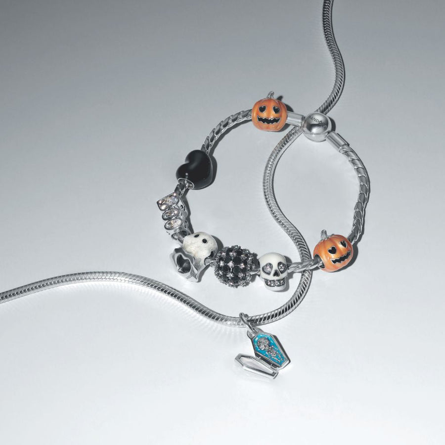 Tumsā spīdoša 'BOO' amulets