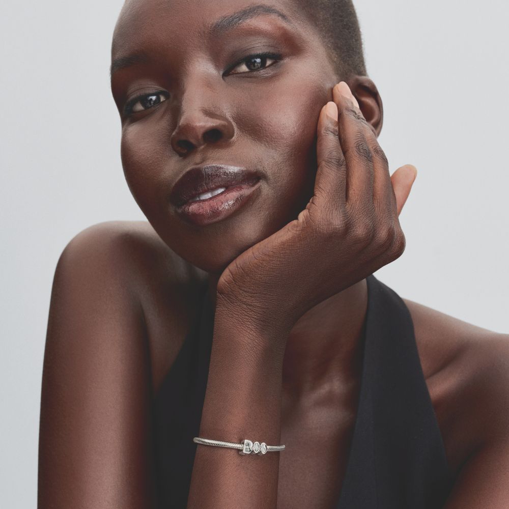 Tumsā spīdoša 'BOO' amulets