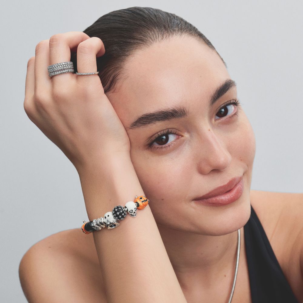 Tumsā spīdoša 'BOO' amulets