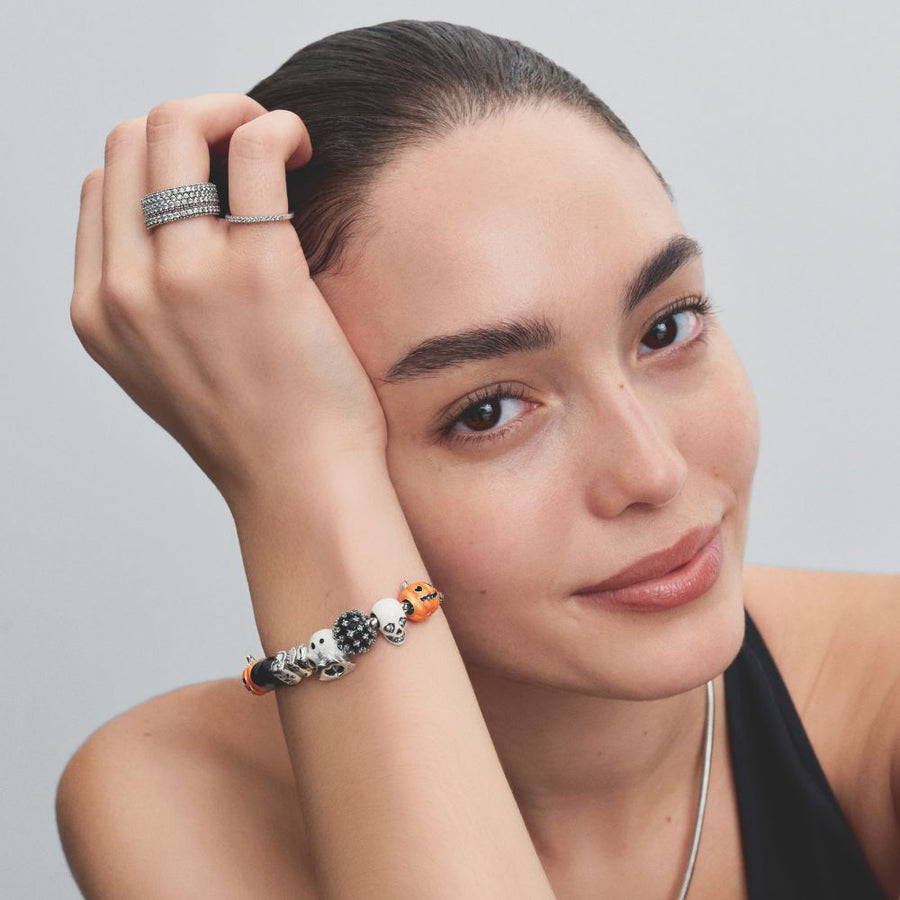 Tumsā spīdoša 'BOO' amulets