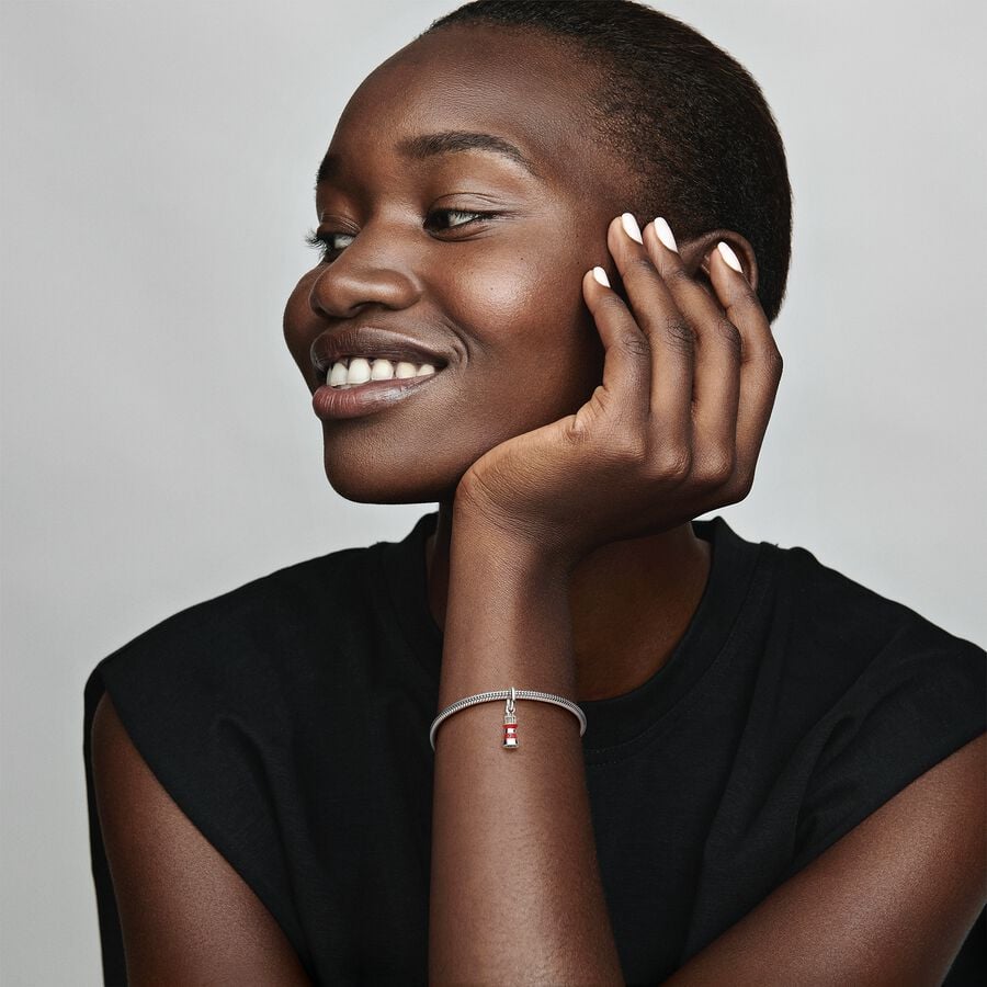 Tumsā spīdošas bākas amulets