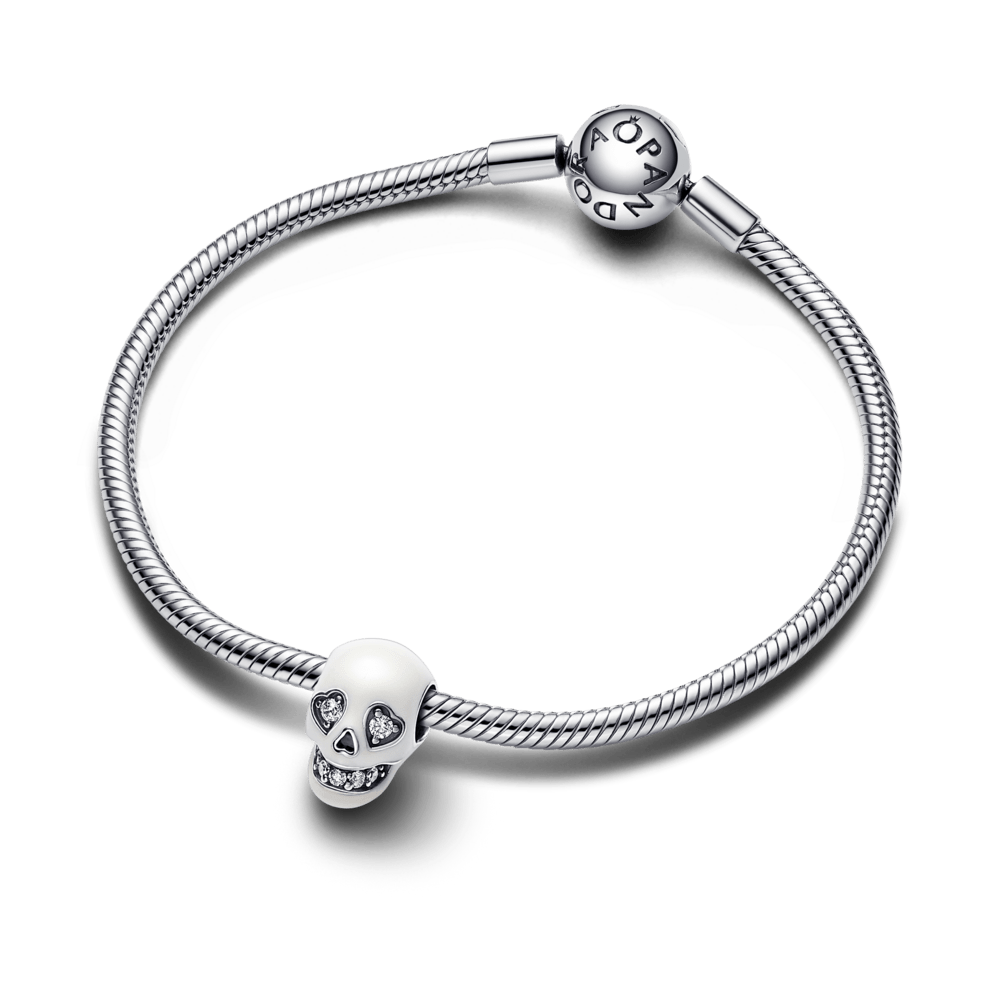 Tumsā spīdošs galvaskausa amulets