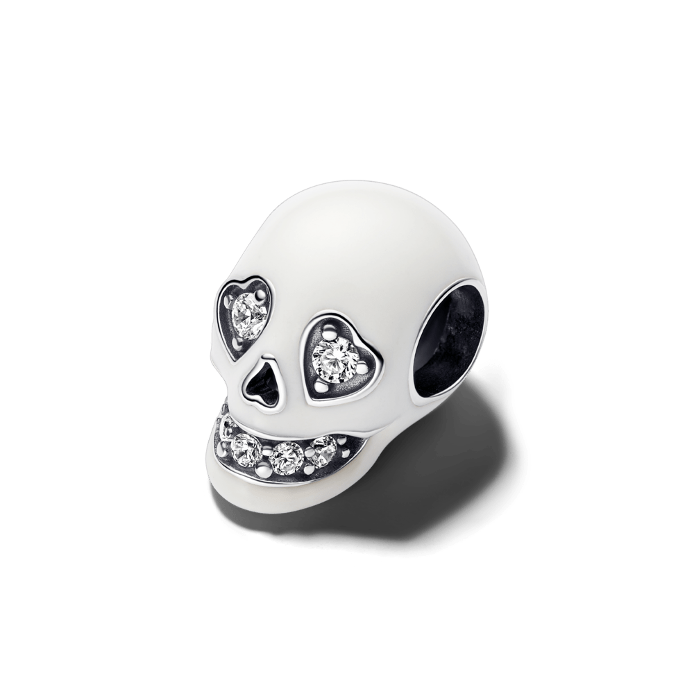 Tumsā spīdošs galvaskausa amulets