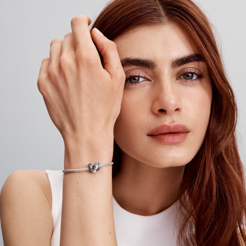 Stranger Things tumsā spīdošs sirds amulets