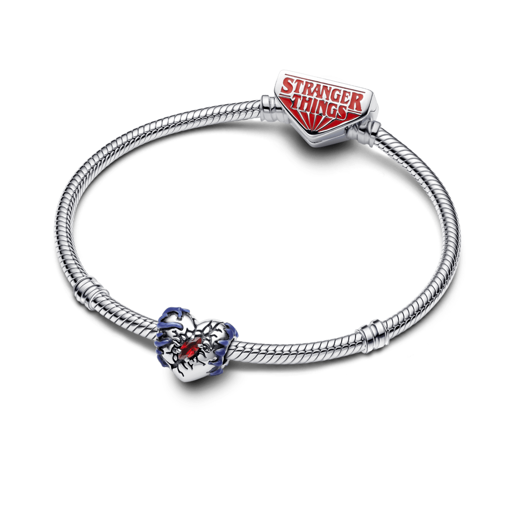 Stranger Things tumsā spīdošs sirds amulets