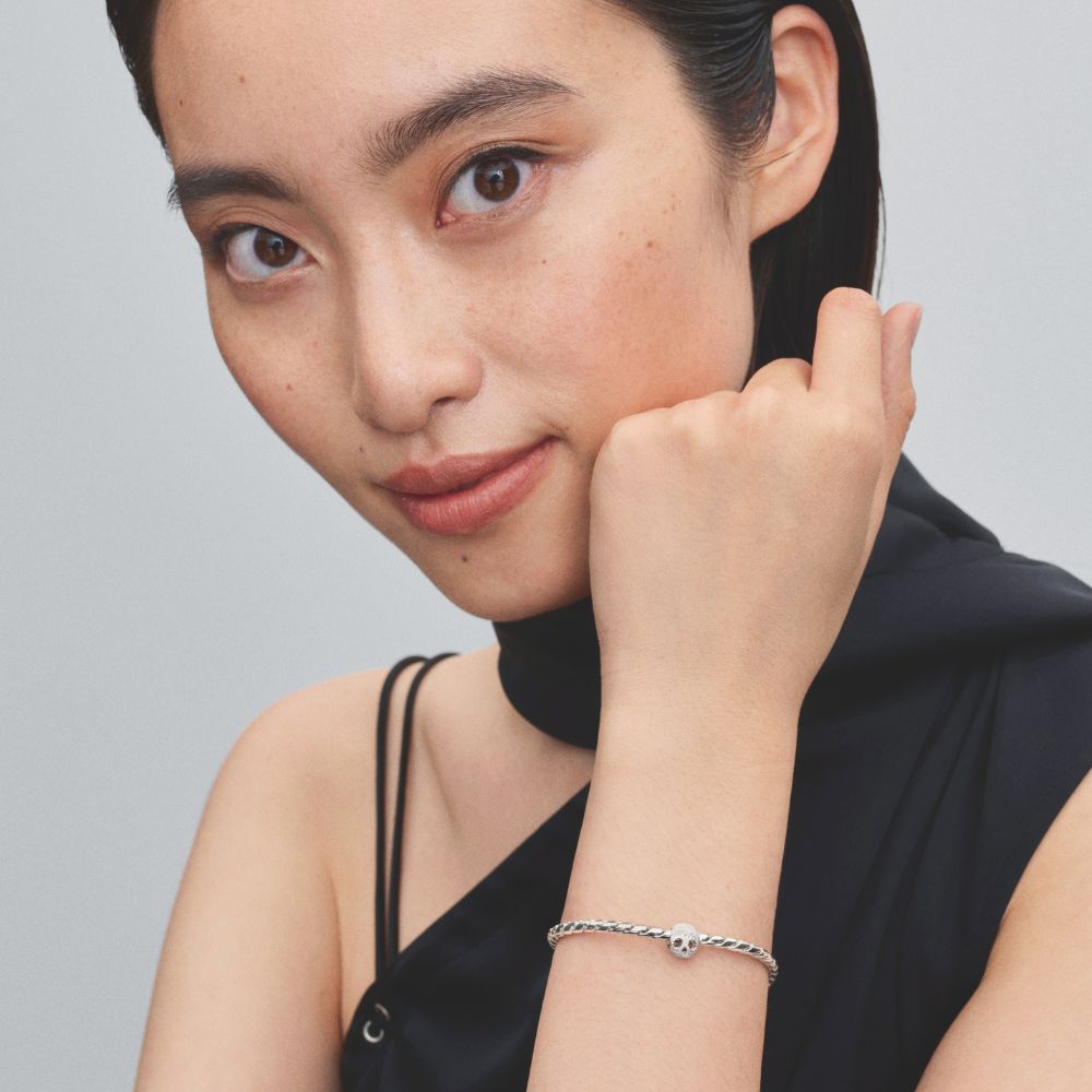 Teksturētais galvaskausa mini amulets