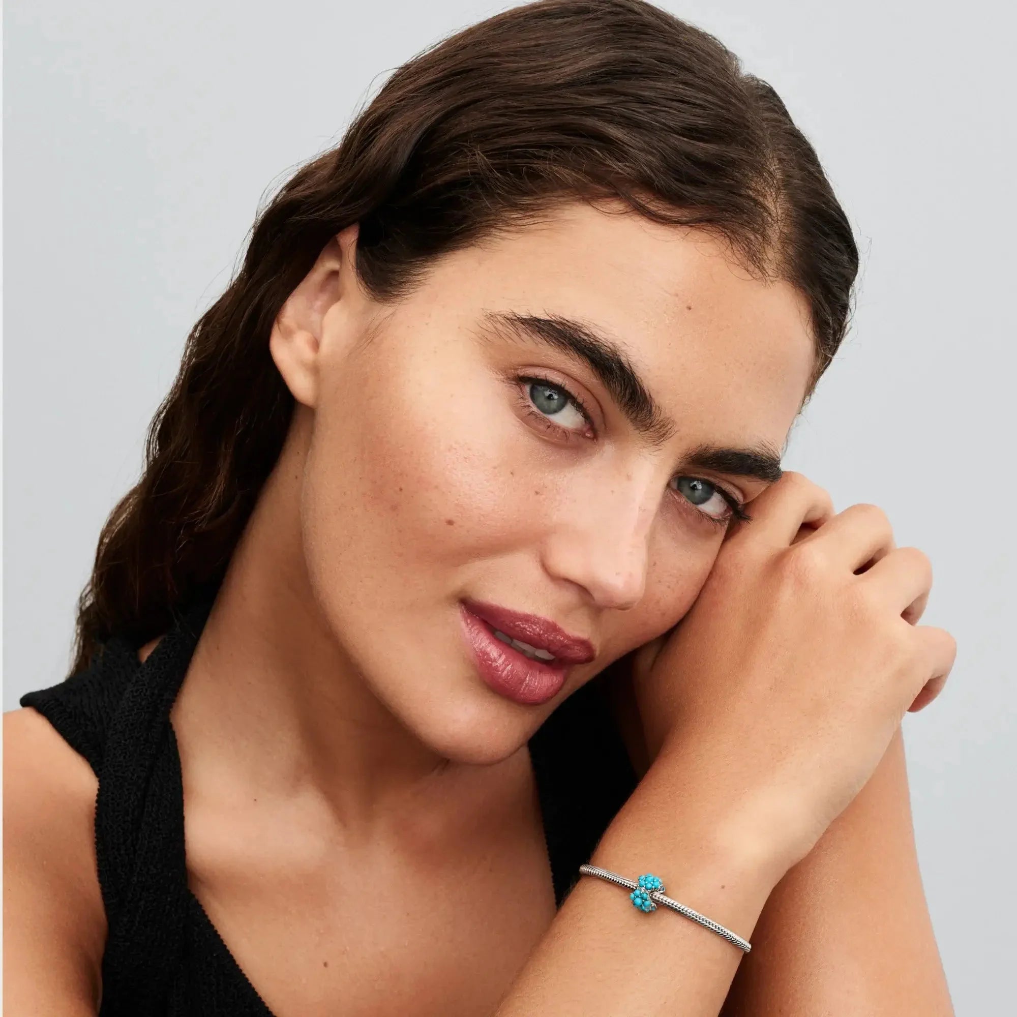 Tirkīza krāsas okeāna amulets