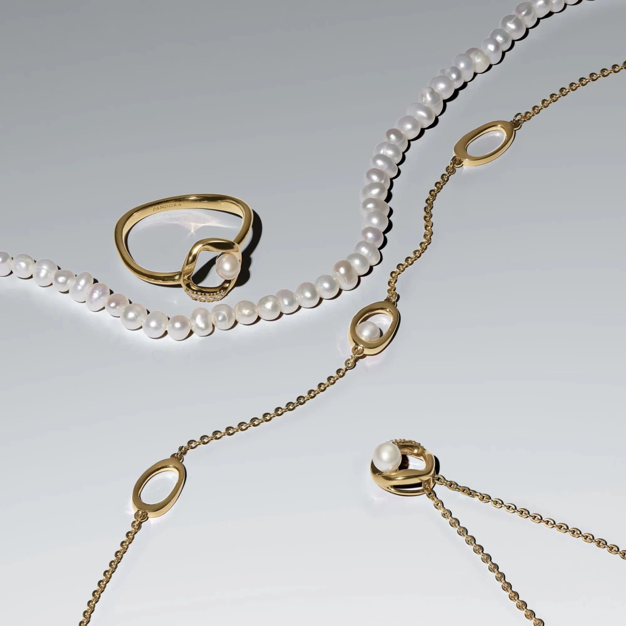 Gredzens ar organiskas formas pavé stila apli un apstrādātu kultivētu saldūdens pērli