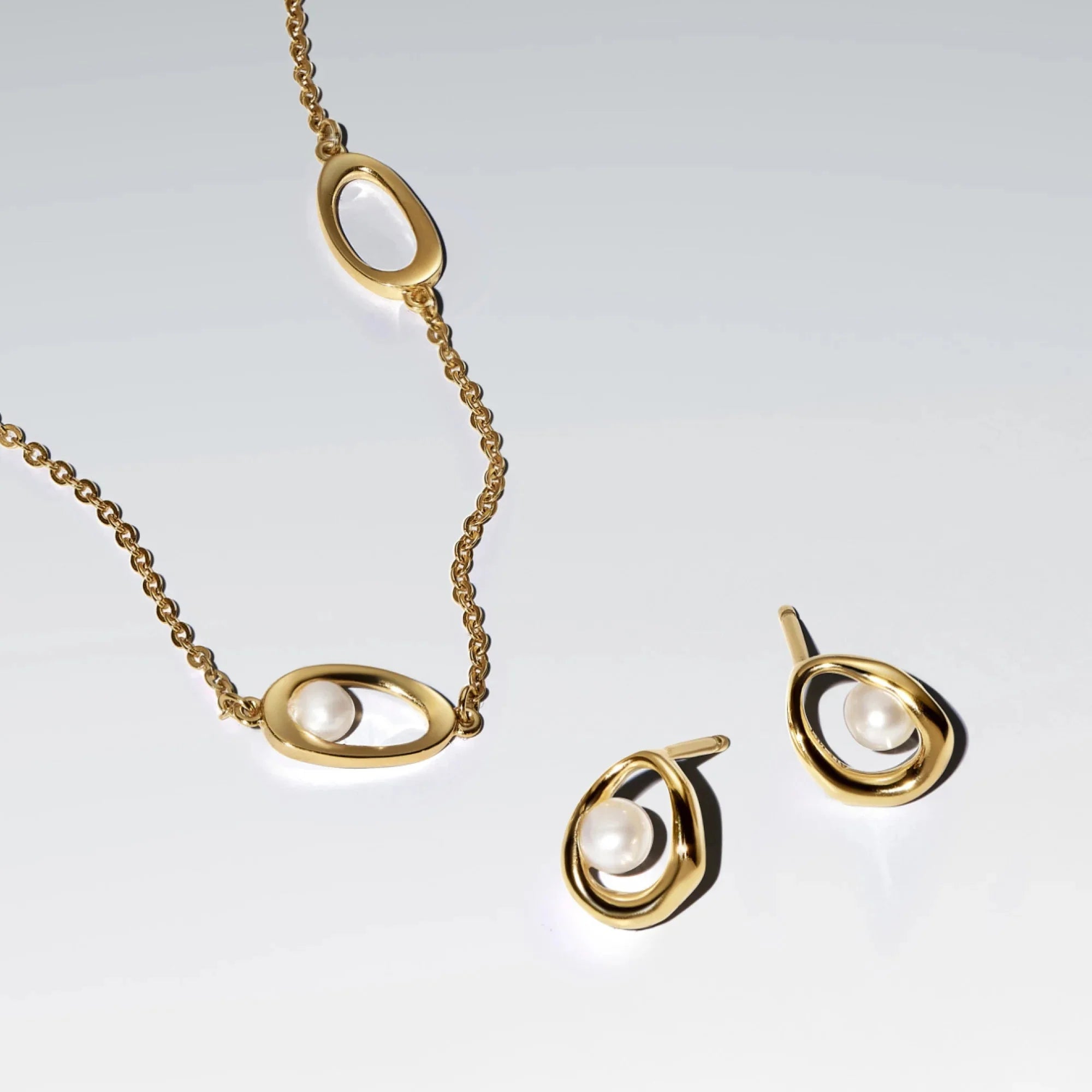 Kaklarota ar organisku ovālu un apstrādātu kultivētu saldūdens pērli