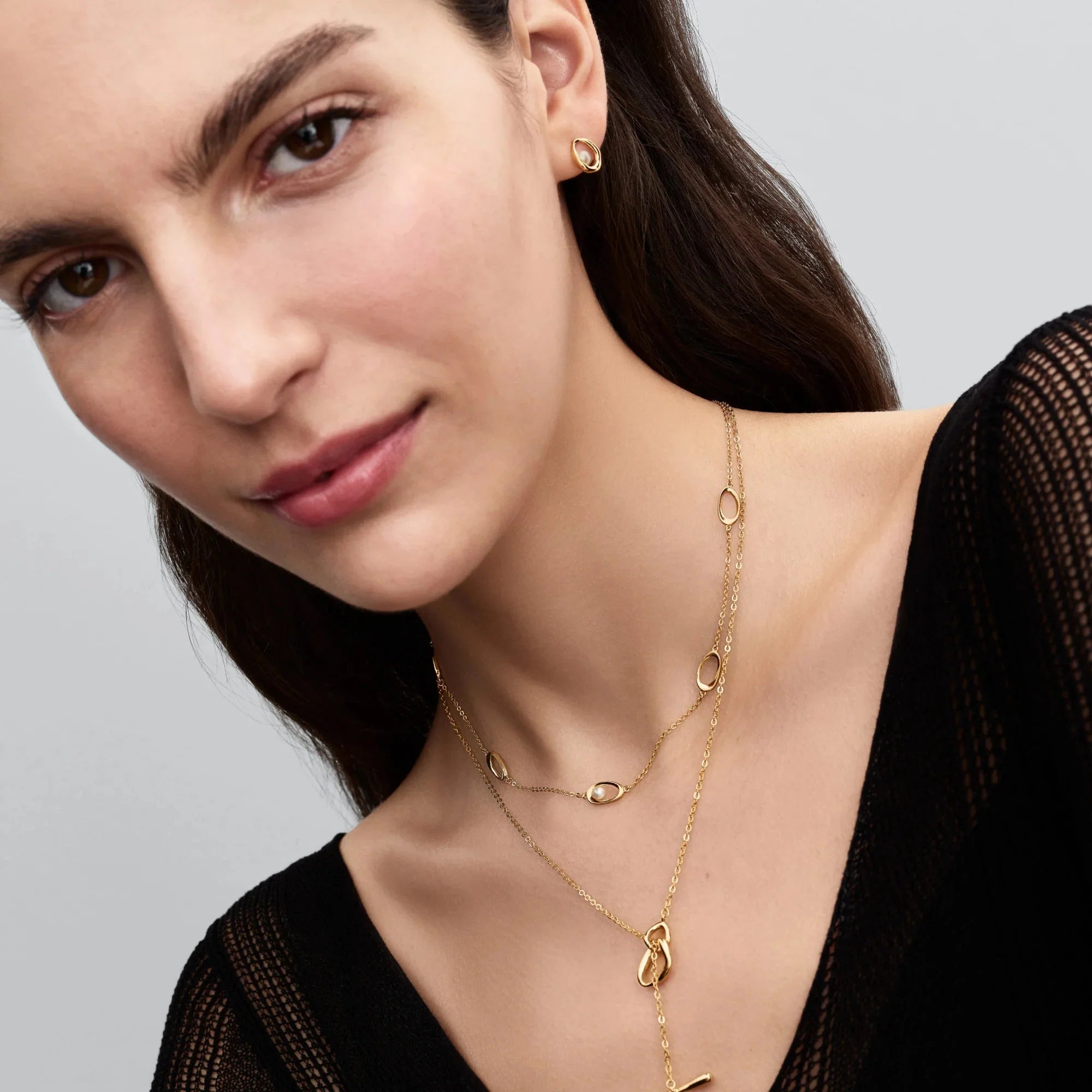 Kaklarota ar organisku ovālu un apstrādātu kultivētu saldūdens pērli