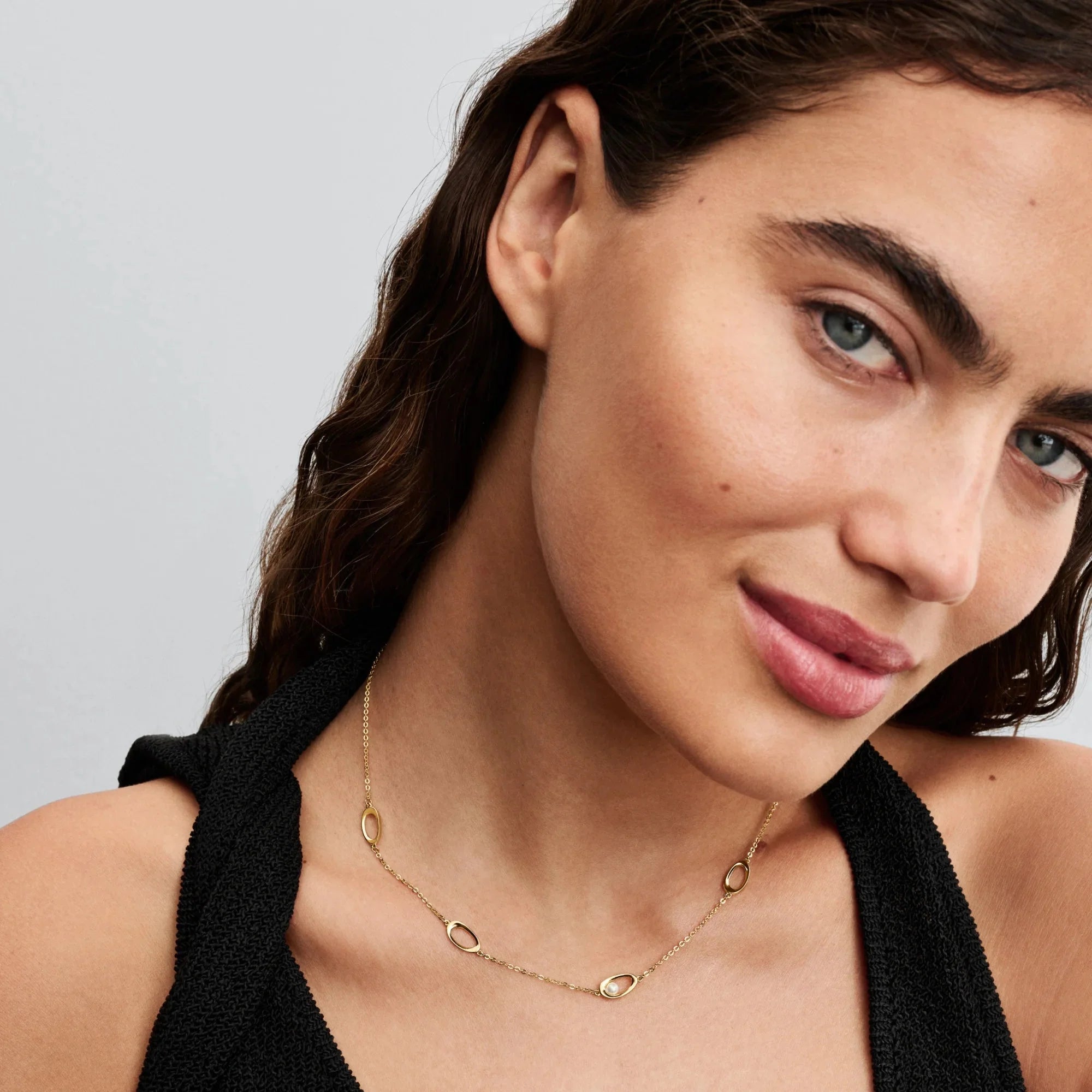 Kaklarota ar organisku ovālu un apstrādātu kultivētu saldūdens pērli