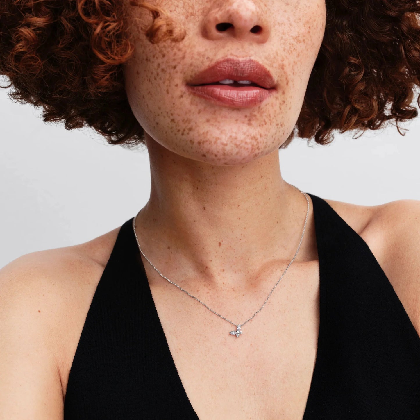 Taureņa kniedes kaklarota