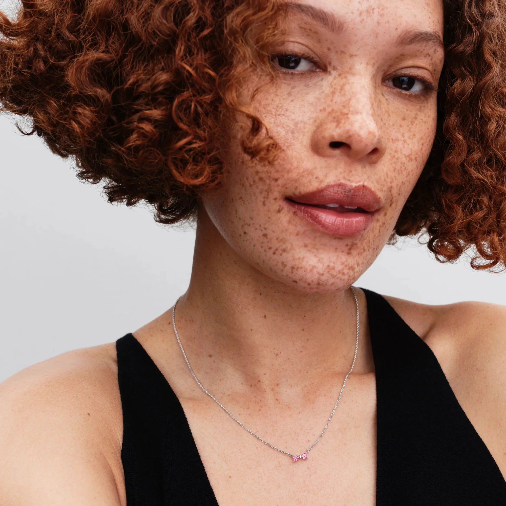 Dāvanu komplekt: Bantīšu kulona kaklarota & Stīpiņu auskari Mirdzošais rozā tauriņš