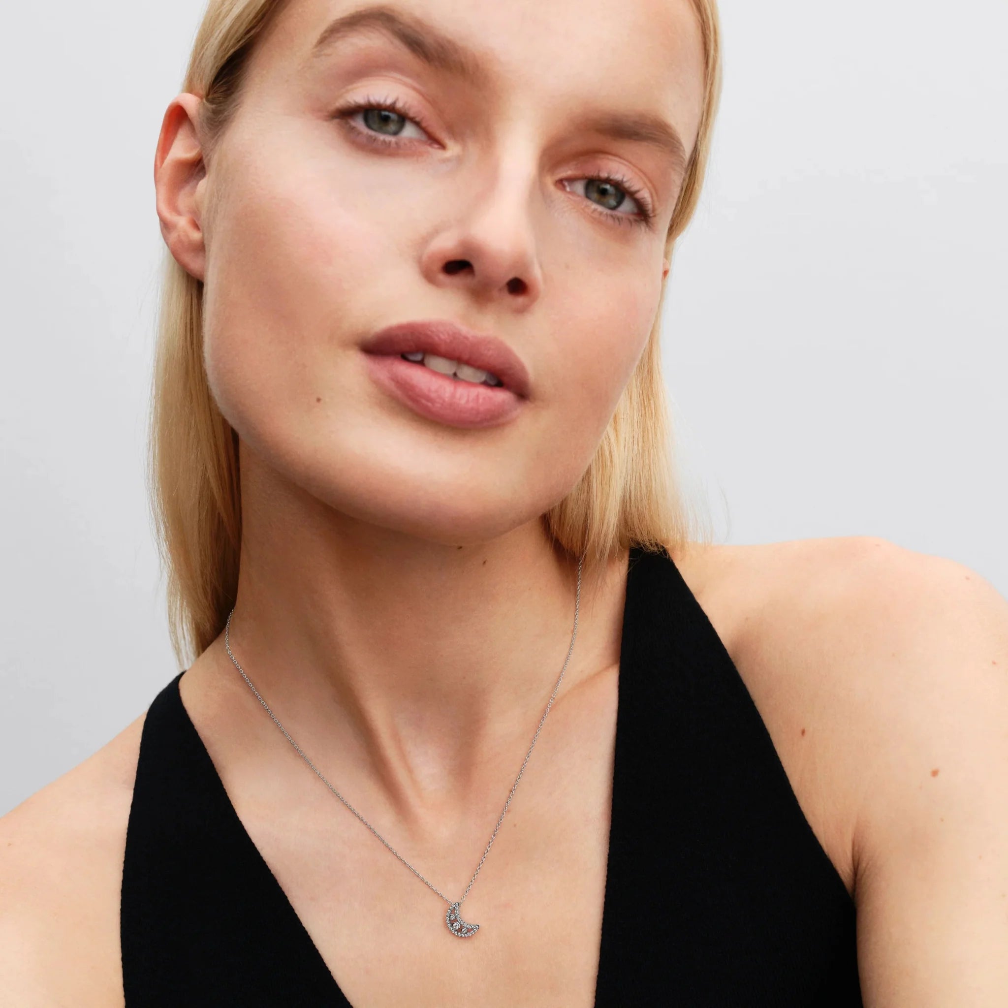 Pusmēness kulona kaklarota