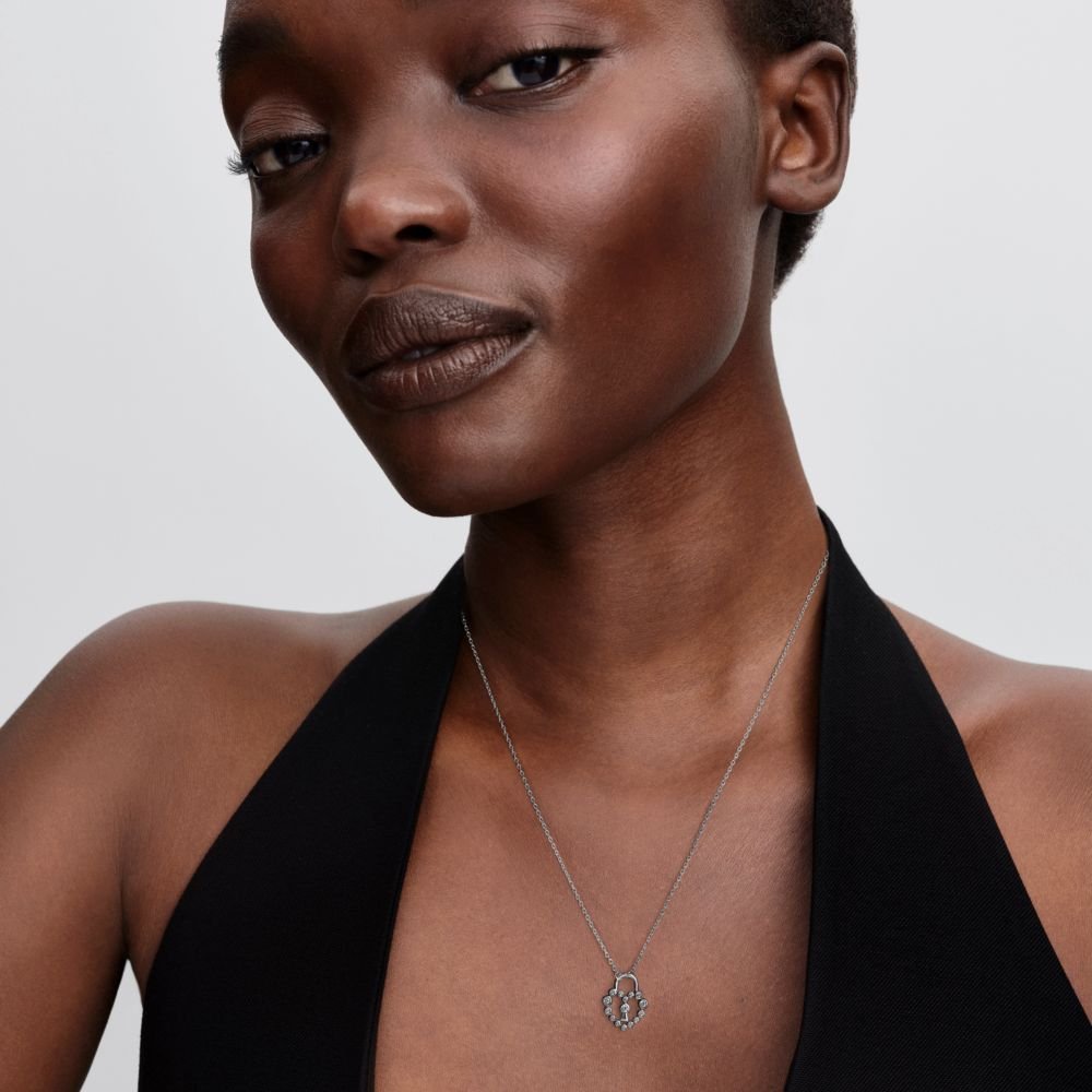 Mirdzoša sirds formas piekaramās slēdzenes kaklarota