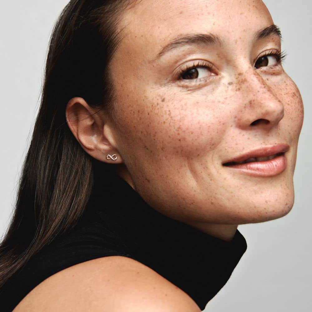 Mirdzoši nagliņauskari ar bezgalības motīvu