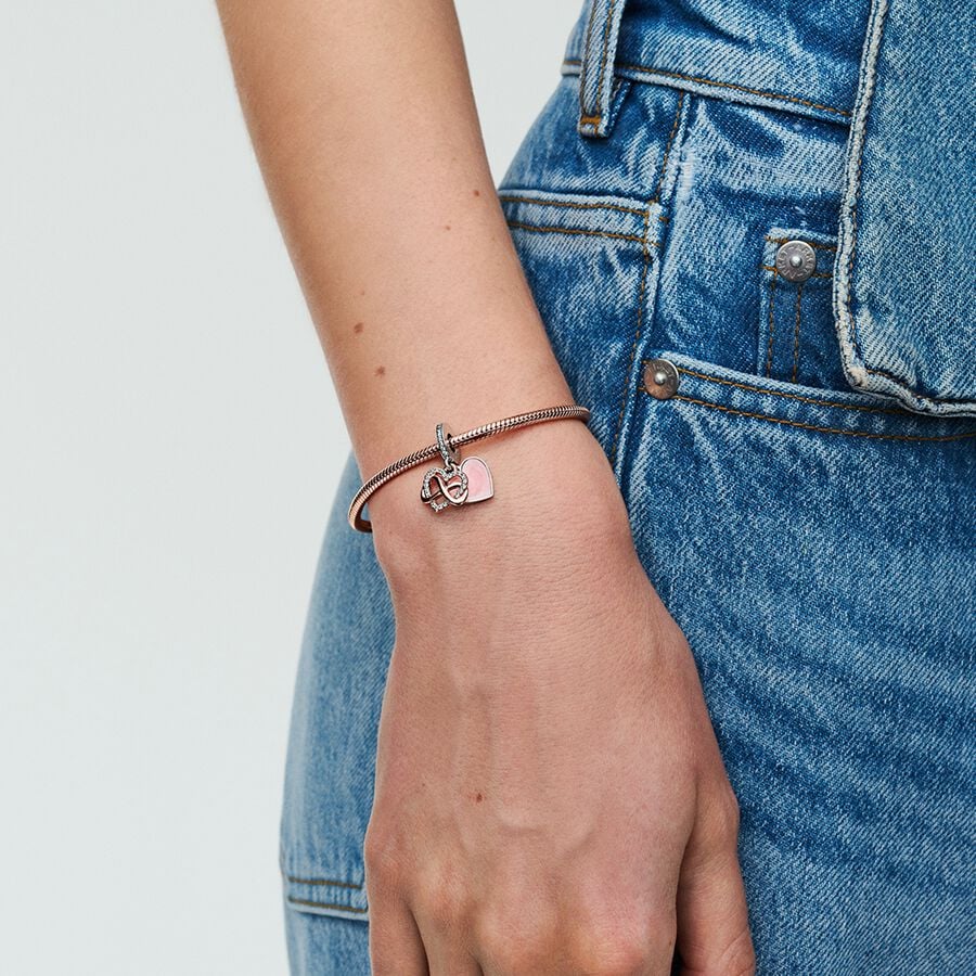 Mirdzošs piekarināmais sirsniņamulets ar bezgalības motīvu