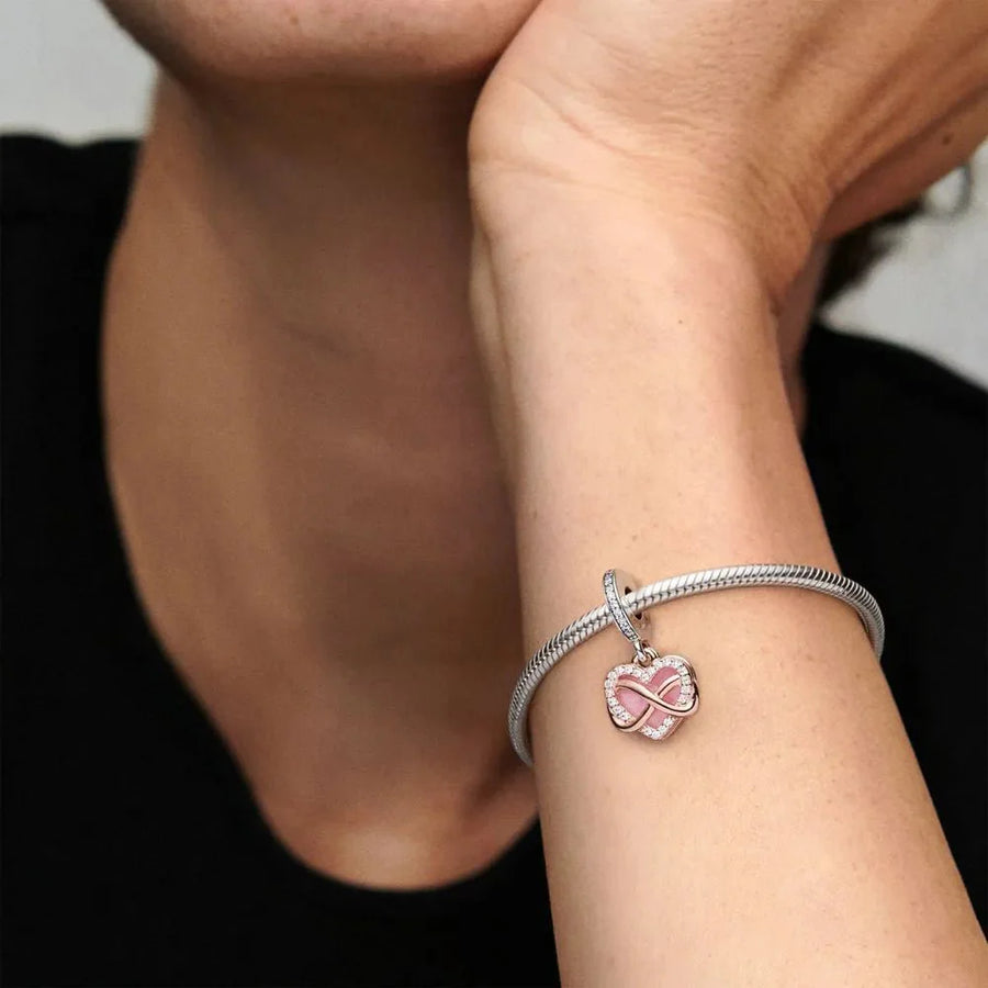 Mirdzošs piekarināmais sirsniņamulets ar bezgalības motīvu