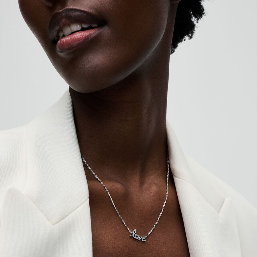 Ikoniskā kaklarota Mirdzoša, ar roku rakstīta mīlestība