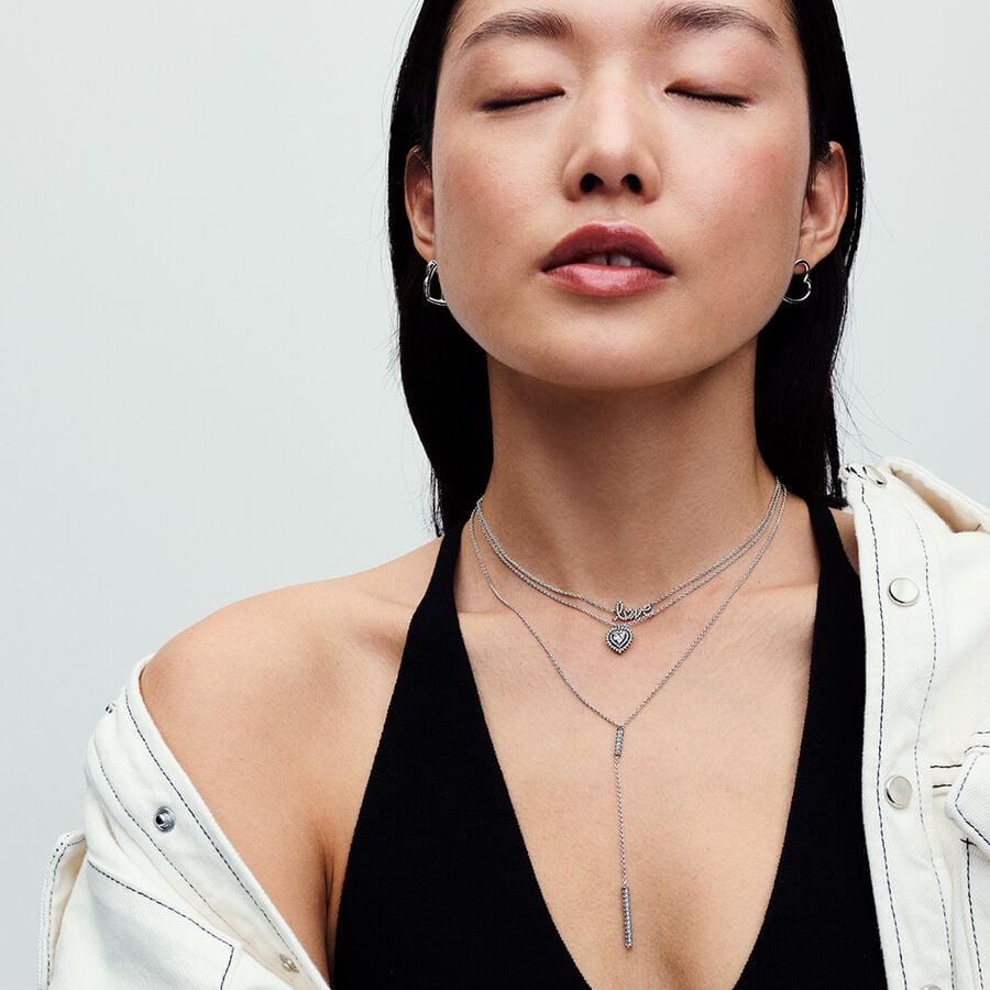 Ikoniskā kaklarota Mirdzoša, ar roku rakstīta mīlestība