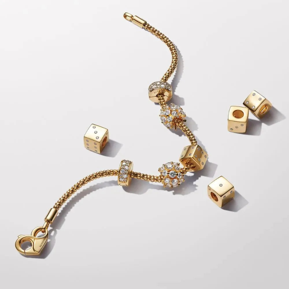 Mirdzošs kauliņu amulets