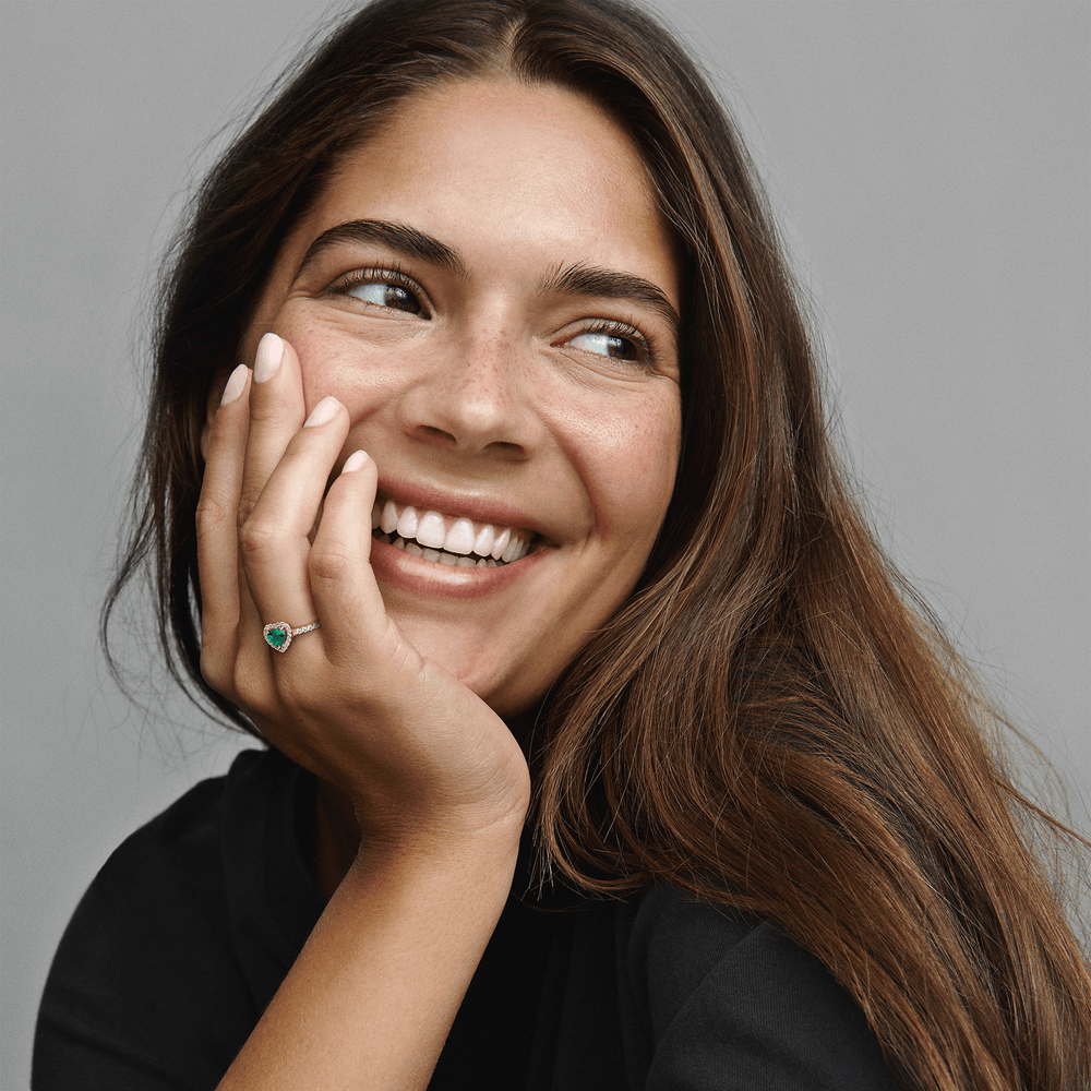 Mirdzošais un reljefais sirsniņgredzens