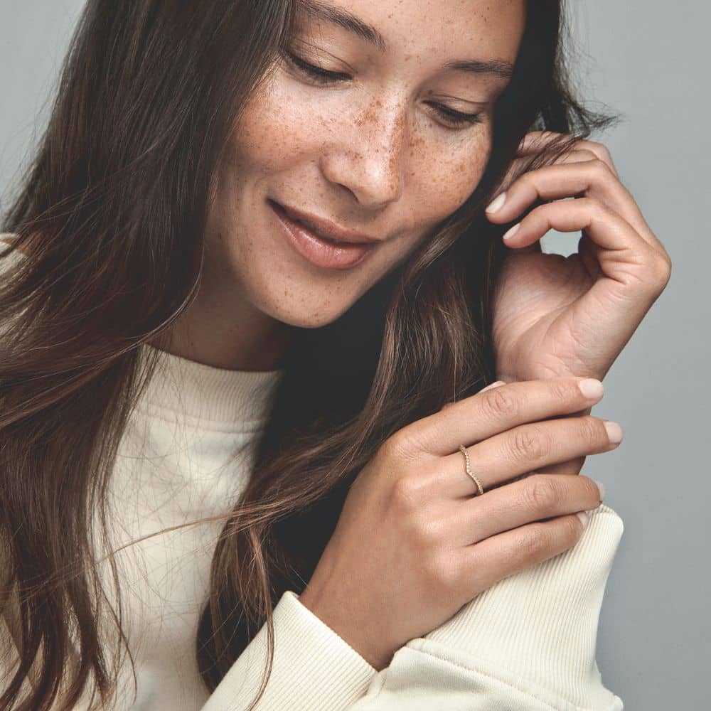 Mirdzošs Wishbone gredzens