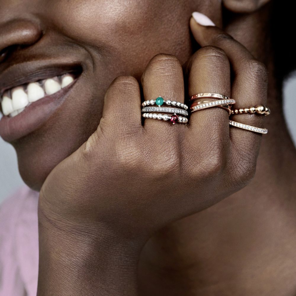 Gredzens ar sirds elementiem