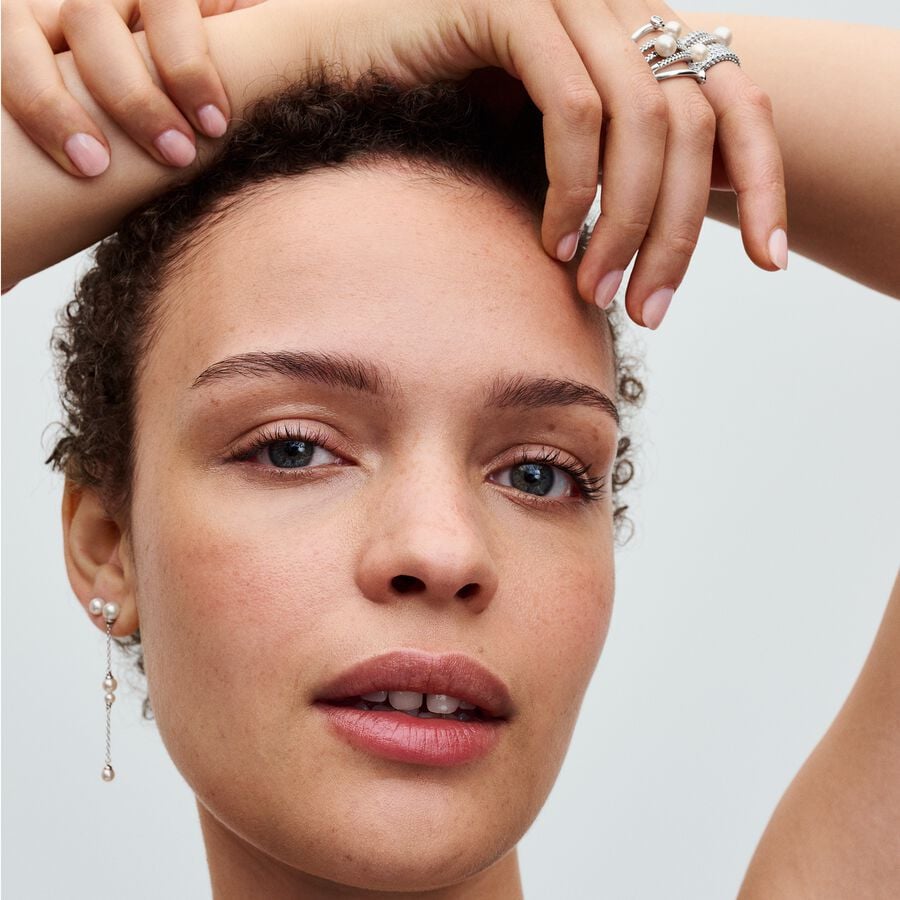 Gredzens ar apstrādātām, kultivētām saldūdens pērlēm un pavé stila inkrustētiem akmeņiem