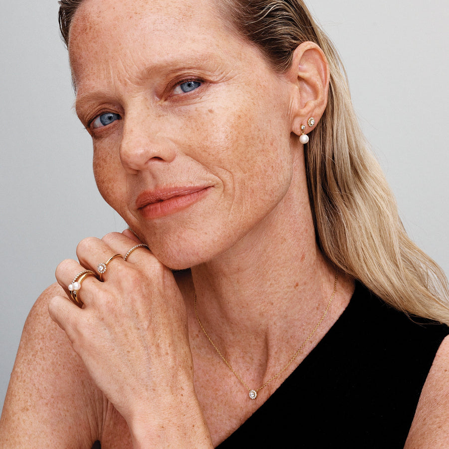 Gredzens ar divām apstrādātām, mākslīgi audzētām saldūdens pērlēm