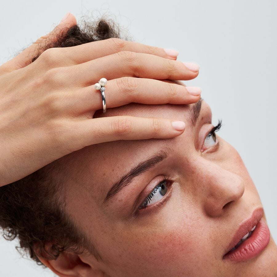 Gredzens ar divām apstrādātām, mākslīgi audzētām saldūdens pērlēm