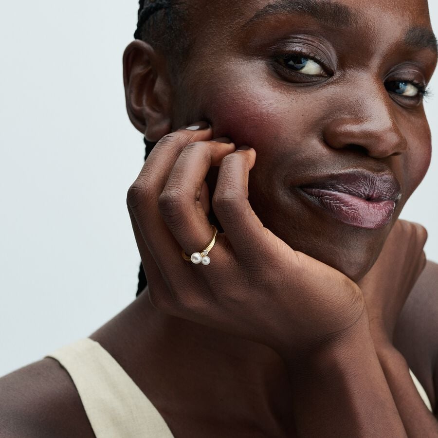 Gredzens ar divām apstrādātām, mākslīgi audzētām saldūdens pērlēm