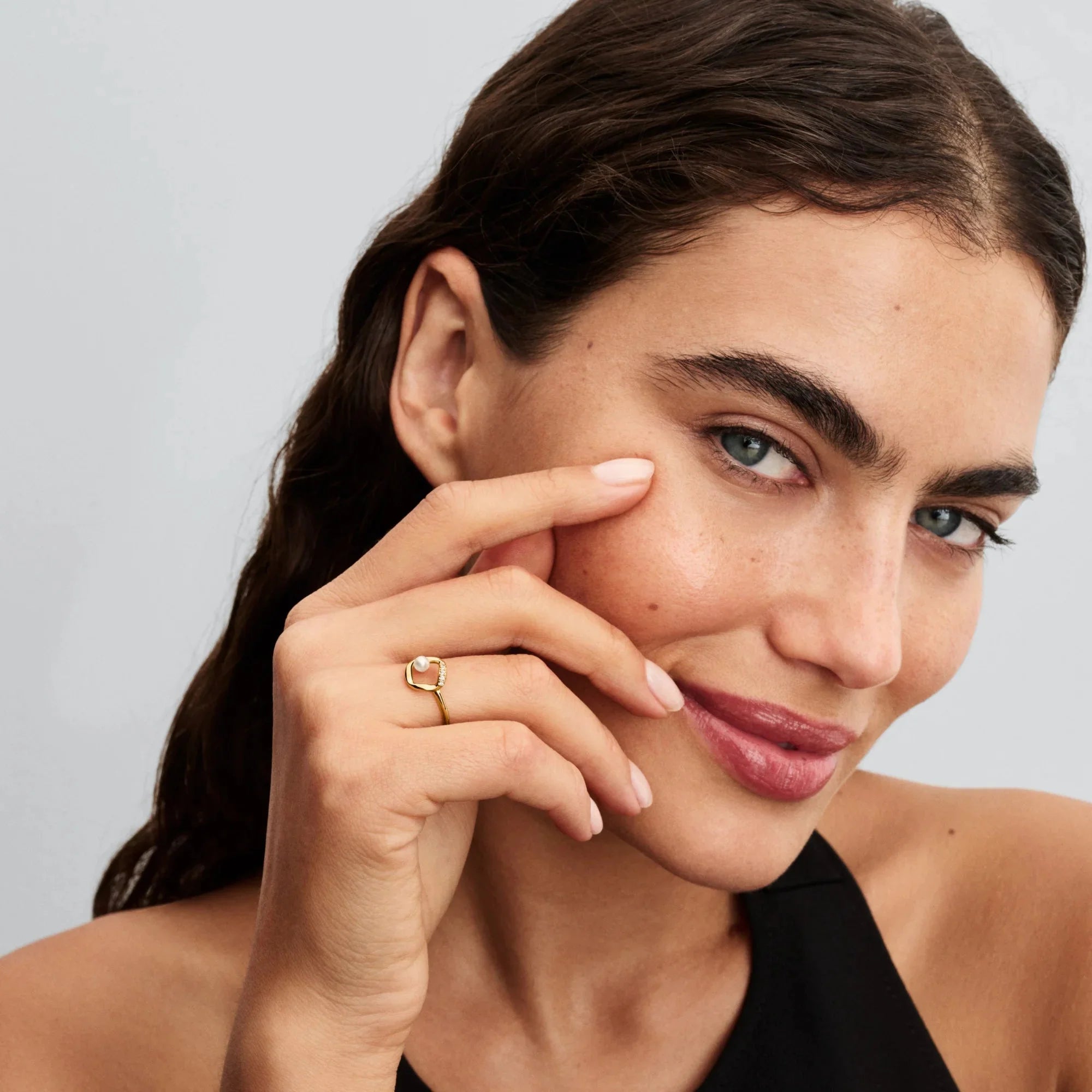 Gredzens ar organiskas formas pavé stila apli un apstrādātu kultivētu saldūdens pērli