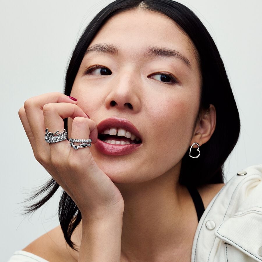 Ar roku rakstītas mīlestības gredzens