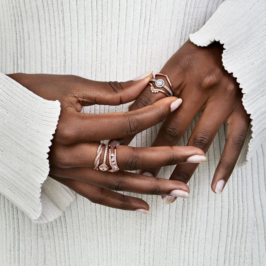 Mirdzošs savītu līniju gredzens