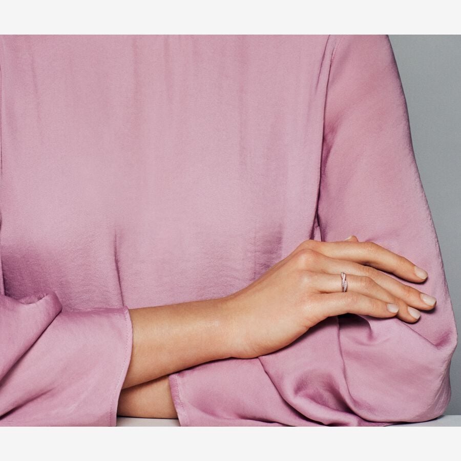 Mirdzošs savītu līniju gredzens