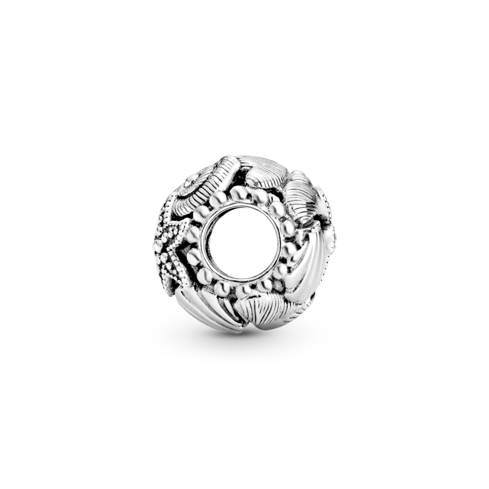 Ažūra rakstā veidots jūraszvaigznes, gliemežvāku un sirsniņu amulets