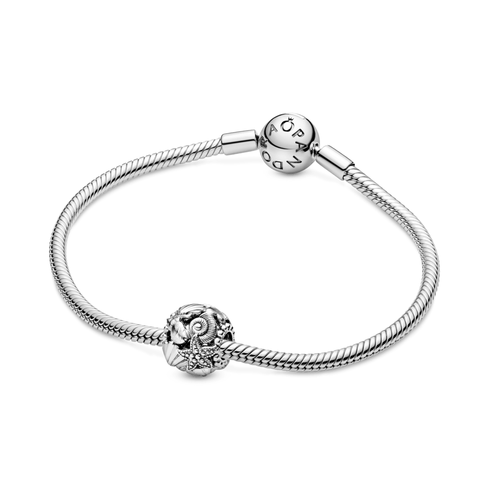 Ažūra rakstā veidots jūraszvaigznes, gliemežvāku un sirsniņu amulets