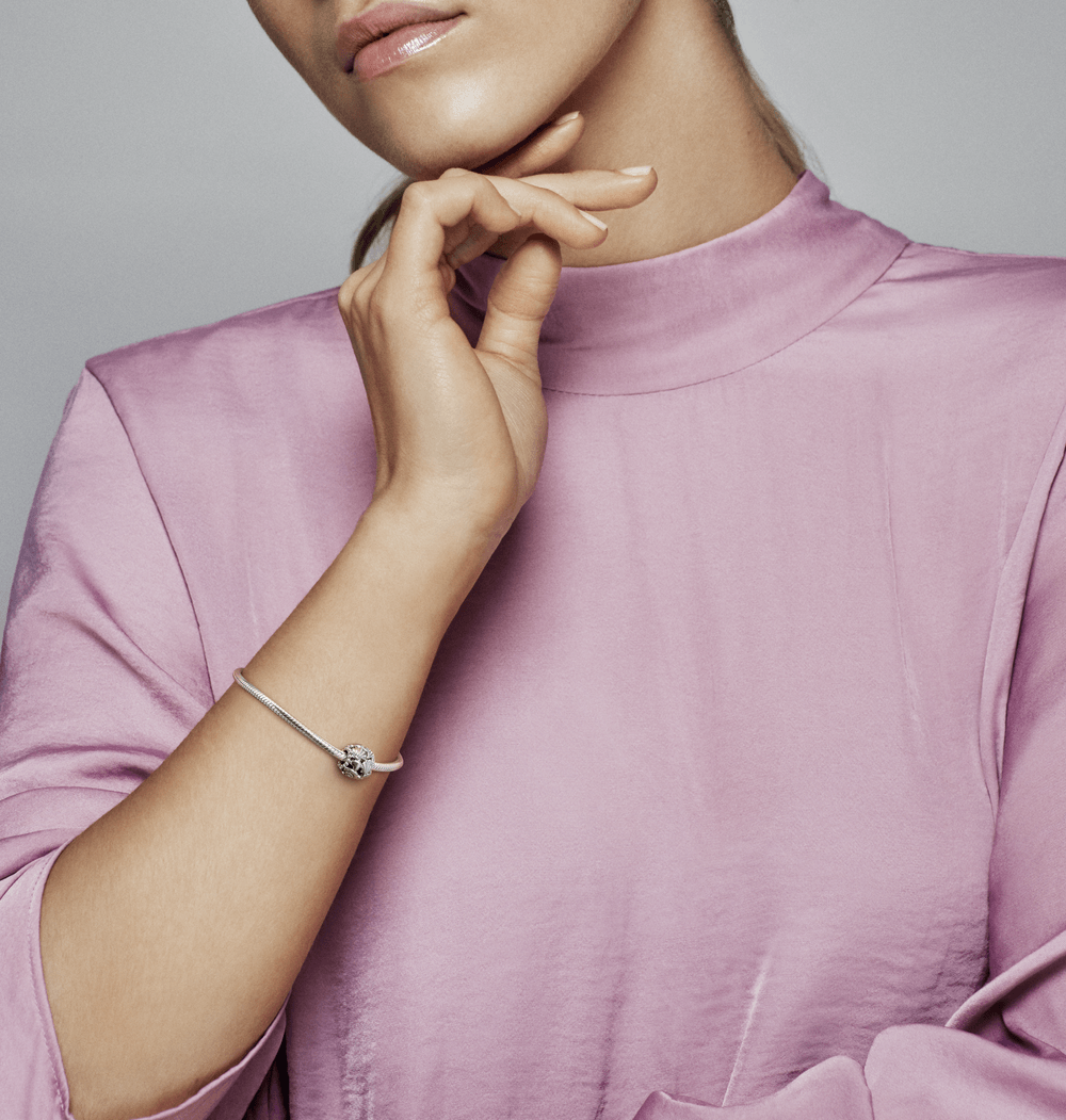 Ažūra rakstā veidots jūraszvaigznes, gliemežvāku un sirsniņu amulets