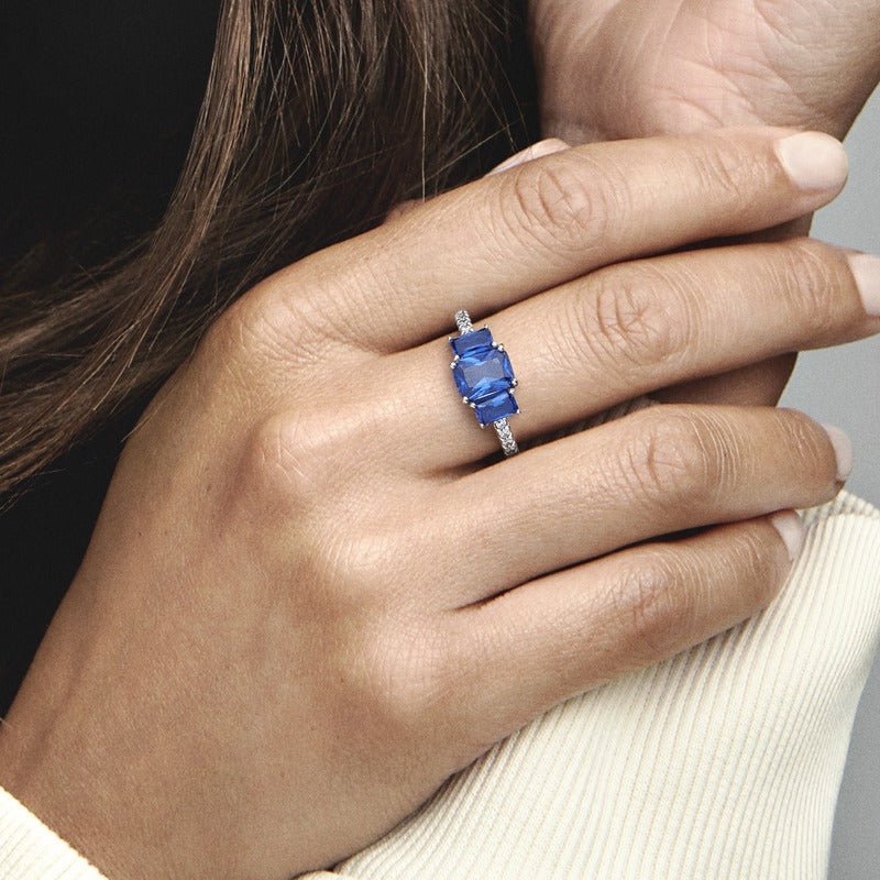 Mirdzošais gredzens ar trīs taisnstūrveida akmeņiem zilā krāsā