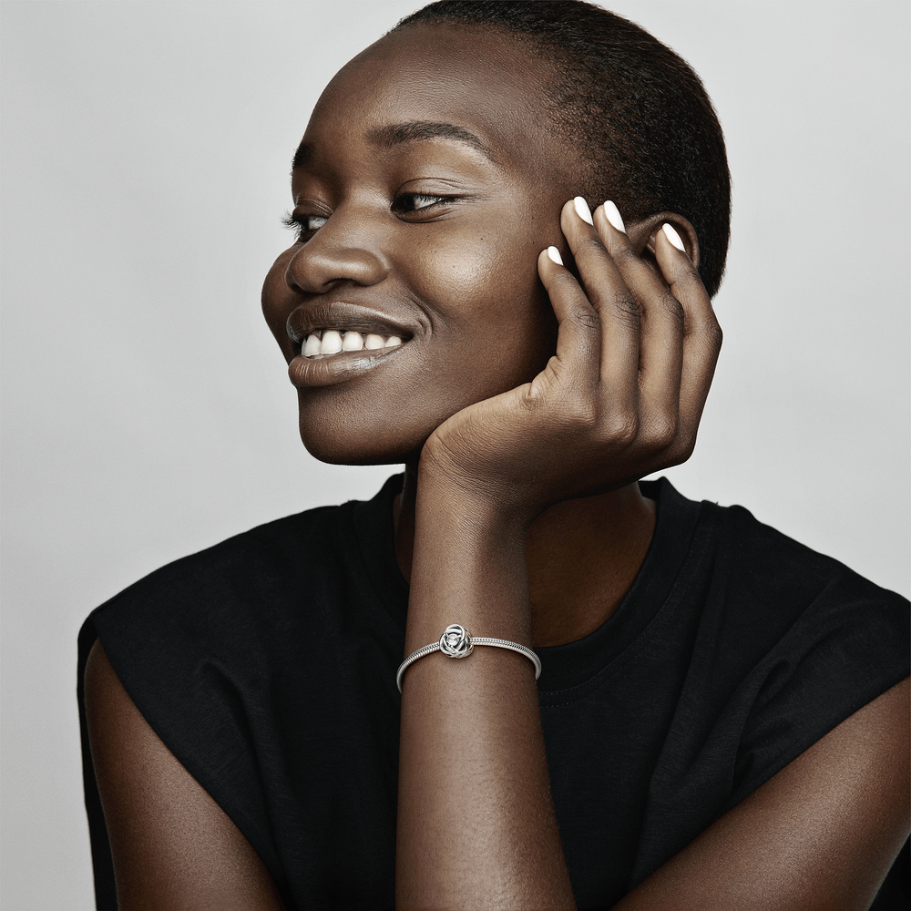 Caurspīdīgais mūžības apļa amulets